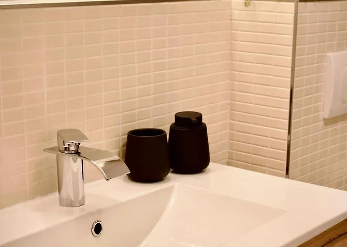 Cozy Voyage - Stylish 135m2 For Up To 9 People In Kudamm Apartmán *